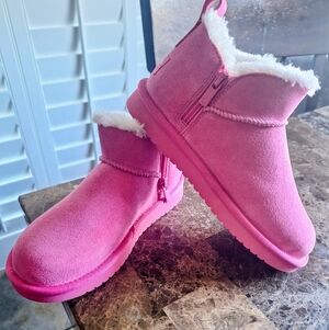UGGS Pink Suede Ankle Boots with Fur Lining Kids Size 2. NEW.